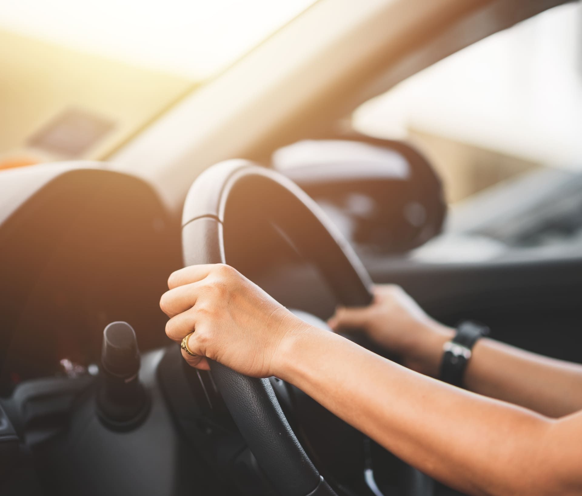 Hände einer Frau am Steuer eines Autos